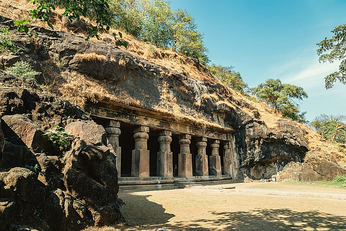 Façade sculptée des grottes d'Elephanta, colonnes de pierre taillées dans la roche