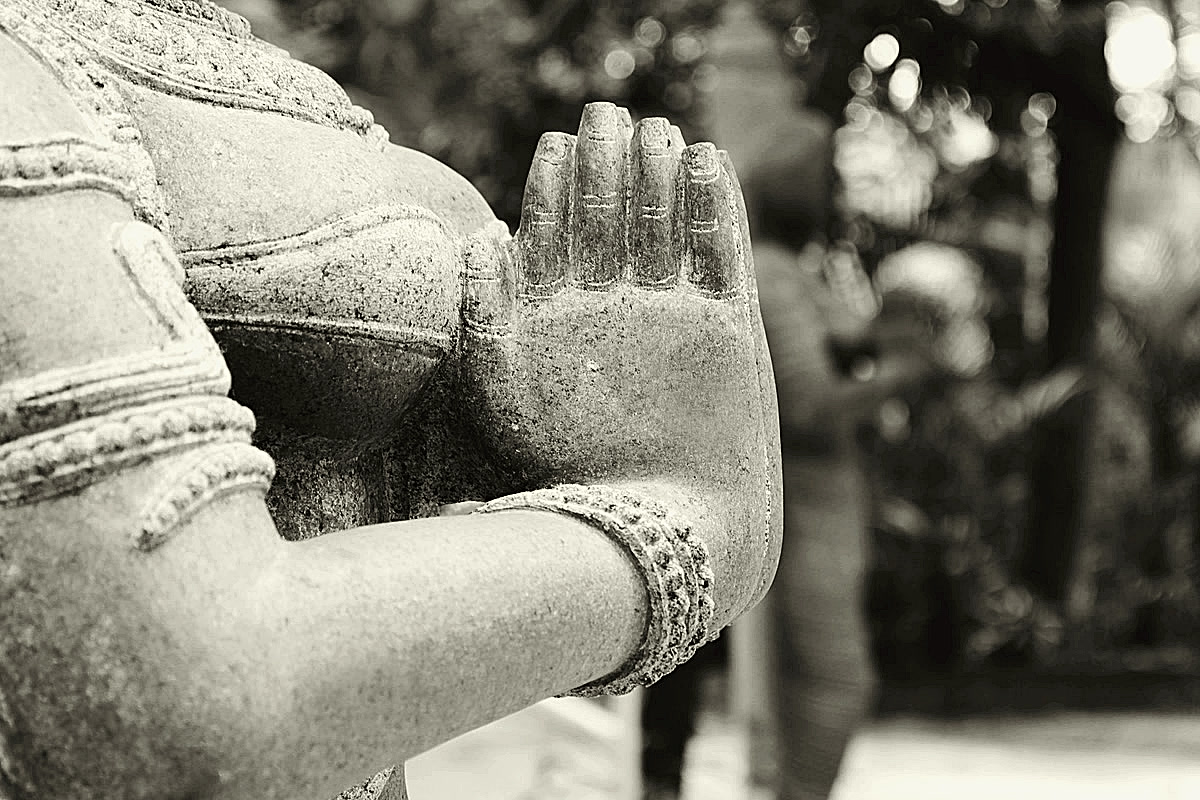 Main d'une statue en abhaya mudra, sculpture en pierre